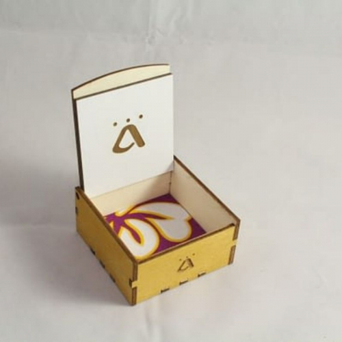 Petite boîte  à bijoux en bois gravé - arbre de vie - Acajou made in France