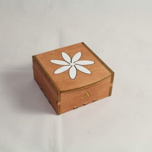 Petite boîte à bijoux en bois gravé fleur de thiaré. Teinte Acajou made in France