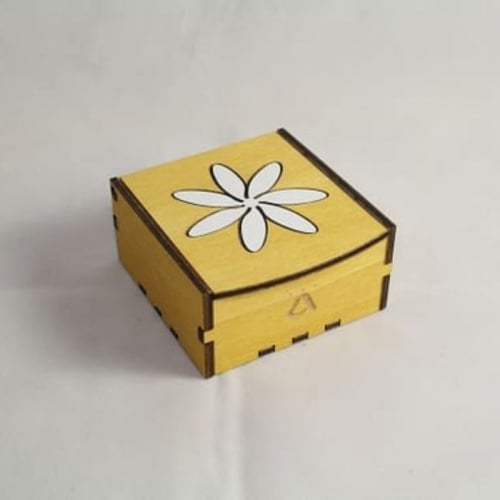 Petite boîte à bijoux en bois gravé fleur de thiaré. Teinte Chêne foncé made in France