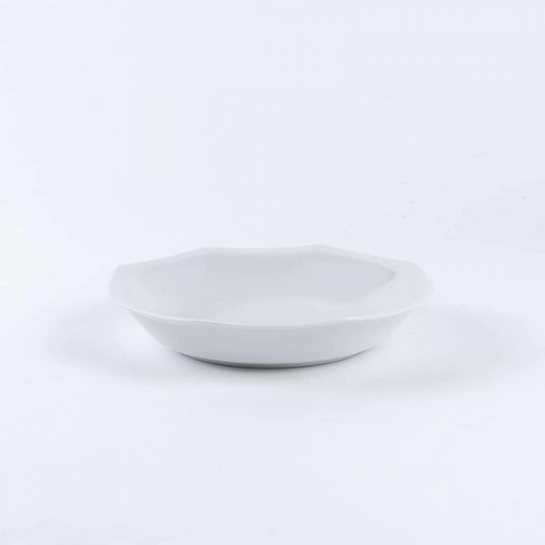 L'assiette creuse en porcelaine blanche