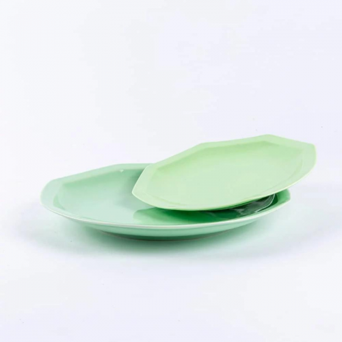 Le duo d'assiettes en porcelaine verte française